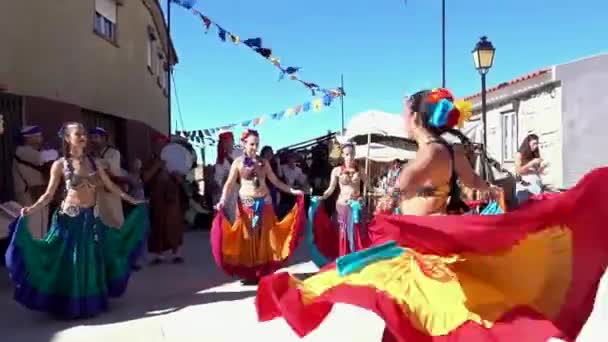 Penedono, Portugal - 20170701 - medeltida Fair - magdans w - ljud. — Stockvideo