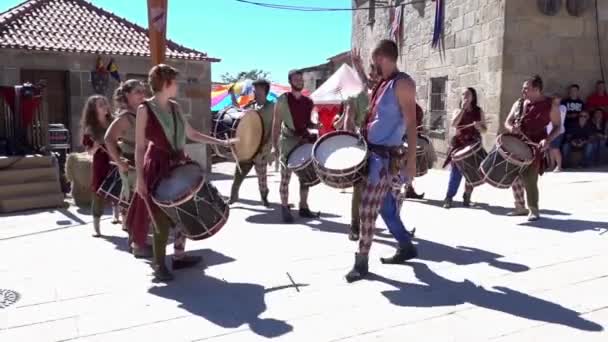 Lennestadt, Portugal - 20170701 - middeleeuwse Fair - Drum Corp verandering Beat w - geluid. — Stockvideo