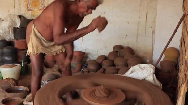 Madurai, indien - 20180310 - Mann benutzt vollmanuelle Töpferscheibe - baut Lehm auf. — Stockvideo
