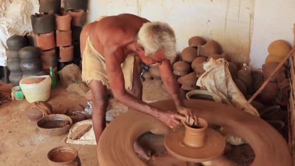 Madurai, India - 20180310 - Man gebruikt volledig handmatige Potter Wheel - completeert tweede honk Pot. — Stockvideo