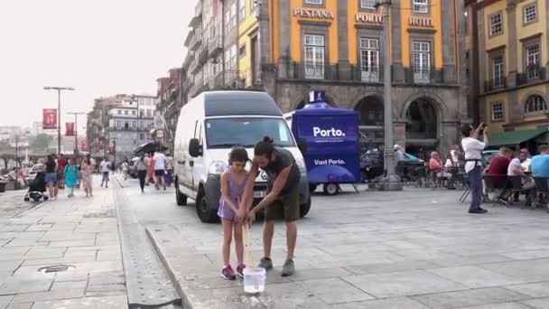 Oporto, Italia - 20170620 - Niña aprende a crear una enorme burbuja hasta que su hermano la golpea . — Vídeos de Stock