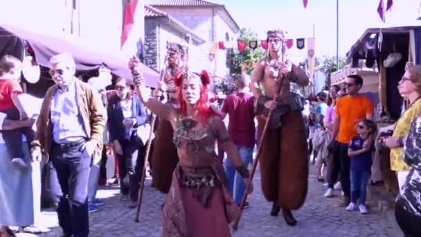 Penedono, Portugália - 20170701 - a középkori vásár - szatírok kövesse nimfa. — Stock videók