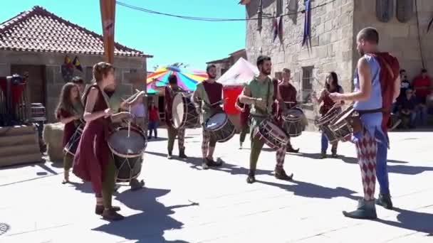 Penedono, Portugal - 20170701 - medeltida Fair - Drum Corp snabbt w - ljud. — Stockvideo
