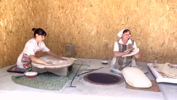 Jerevan, Armenia - 20170614 - To kvinner lager lavash på tradisjonelt vis . – stockvideo