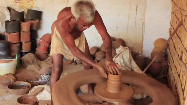 Madurai India 20180310 Hombre Utiliza Completamente Manual Rueda Alfarero Moja — Vídeo de stock