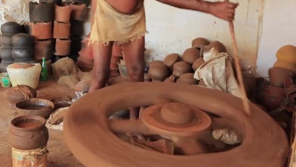 Madurai, India - 20180310 - El hombre utiliza completamente manual de la rueda del alfarero - gira la rueda para la velocidad . — Vídeo de stock