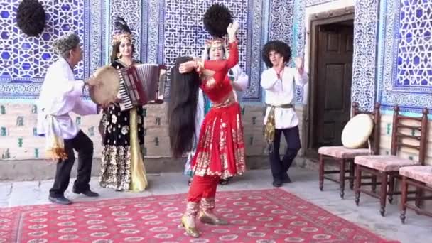 Khiva, Uzbekistán - 20170524 - Los artistas de la familia uzbeka juegan, bailan y cantan . — Vídeo de stock