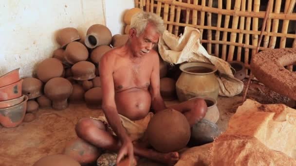 Madurai, Hindistan - 20180310 - adam kullanır tam manuel Potter tekerlek - tahta çekiç ile bitmiş tencere. — Stok video