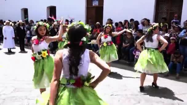 Mujer in Green Faldas Baile en Cuenca Desfile del Día de la Independencia 2016 . — Vídeos de Stock