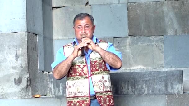 Yerevan, Armênia - 20170614 - Homem joga instrumentos tradicionais de Duduk Wind assombrando melodia termina . — Vídeo de Stock