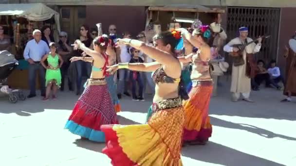 Lennestadt, Portugal - 20170701 - middeleeuwse Fair - vijf buikdanseressen. — Stockvideo