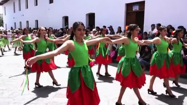 Nők a zöld és a piros ruha tánc Cuenca felszabadulásának ünnepe parádé 2016. — Stock videók