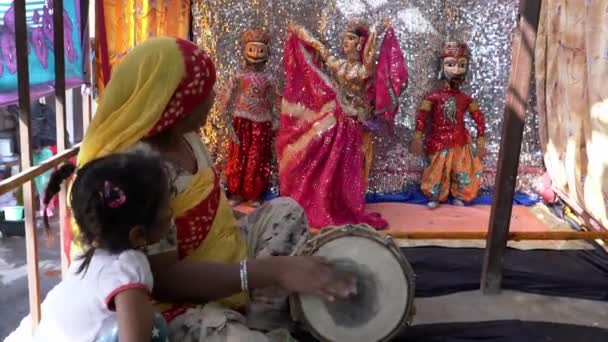 Kaputhli, india - 20180227 - Puppen auf der Bühne mit Trommelmusik - w sound. — Stockvideo