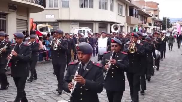 Військовий духовий оркестр в параді Paseo de Ніно 2014. — стокове відео