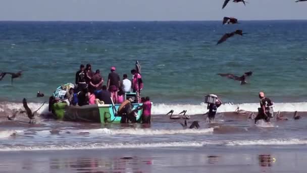 プエルト ロペス 釣り船をアンロード 20160819 ロペス — ストック動画