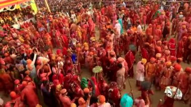 Barsana, Hindistan - 20180225 - Lathmar Fest - kadın dövmek Men - sütun dayak yürür.