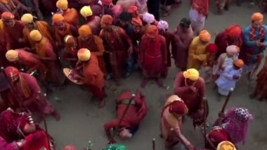 Barsana, Hindistan - 20180225 - Lothmar Festivali - adam yalvarır, sonra dayak alır.