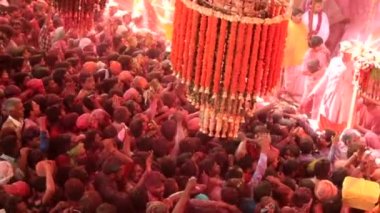 Barsana, Hindistan - 20180223 - Holi Festivali - kalabalık Platform doğru Surgest