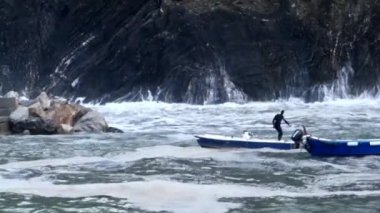 Vernazza, İtalya - 28 Nisan 2017 - deniz fırtınası Hits Vernazza adam olarak onun tekne korur