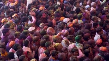 Barsana, Hindistan - 201802242 - Holi Festivali - kaos - kalabalık aşağıdaki dalgalanmaları.
