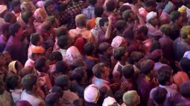 Barsana, Hindistan - 201802242 - Holi Festivali - kaos - kalabalık aşağı gidecek dalgalanmaları.