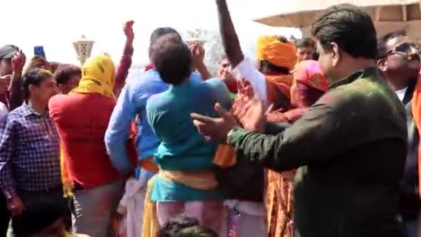 Barsana, Ινδία - 20180223 - Holi φεστιβάλ - χορός ανδρών ως κορίτσια. — Αρχείο Βίντεο
