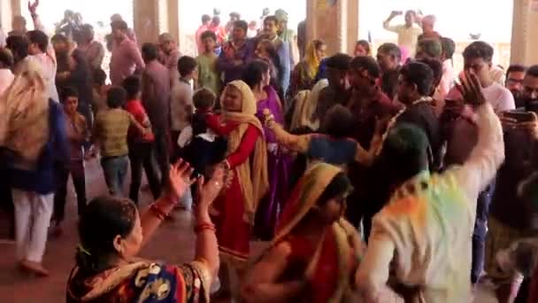 Barsana, India - 20180223 - Festival Holi - Mother Holds Child In Midst of Dancing Crowd . — Stok Video