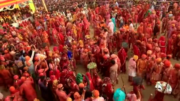 Barsana Indien 20180225 Lathmar Fest Kvinnor Beat Män Kolumn Promenader — Stockvideo