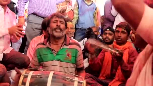 Barsana, India - 20180223 - Holi Festival  -  Frenetic Drummer And Clapping. — Stock Video