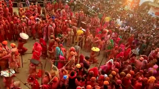 Barsana, India - 20180225 -  Lathmar Fest - Women Beat Men -  Pan of Crowd And Spectators. — Stok Video