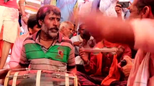 Barsana, India - 20180223 - Holi Festival - hectische Drummer Close - gezicht. — Stockvideo