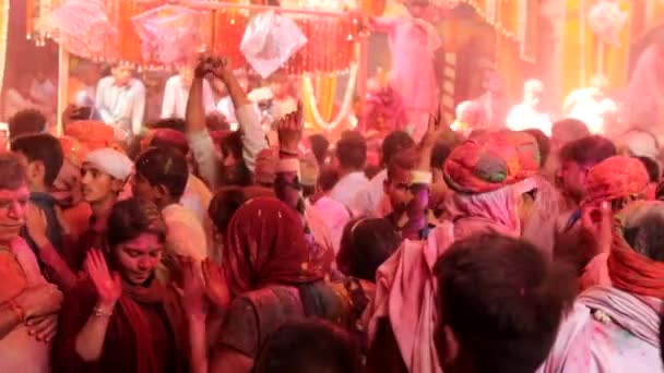 Barsana, Indien - 20180223 - Holi Festival - två kvinnor möta och omfamna i publiken. — Stockvideo