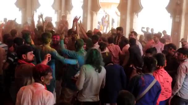 Barsana India 20180223 Holi Festival Man Draait Terwijl Het Nemen — Stockvideo