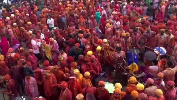 Barsana, indien - 20180225 - lothmar festival - viele frauen schlagen auf einen einzelnen mann ein. — Stockvideo