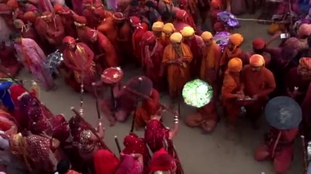 Barsana, India - 20180225 - Lothmar Festival - Uomini picchiati mentre altri applaudono . — Video Stock