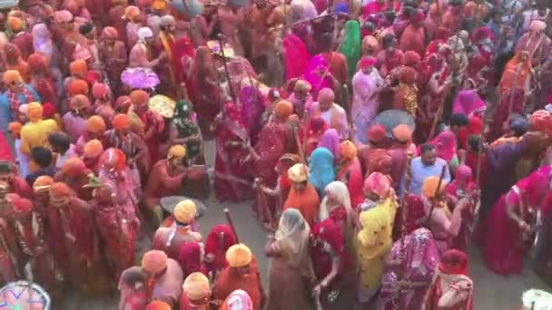 Barsana, India - 20180225 - Lothmar Festival - Las mujeres derrotan a los hombres en un estadio .. — Vídeo de stock