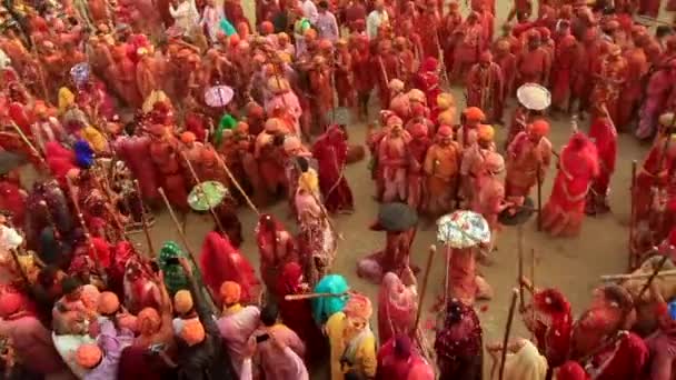 Barsana, India - 20180225 - Lathmar Fest - Mujeres golpean a los hombres - Pan of Crowd W 5 palizas . — Vídeo de stock