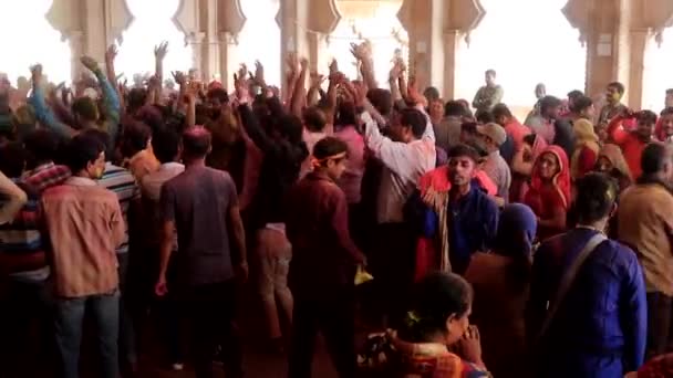 Barsana, Índia - 20180223 - Holi Festival - Multidão lança braços no ar enquanto dançam . — Vídeo de Stock