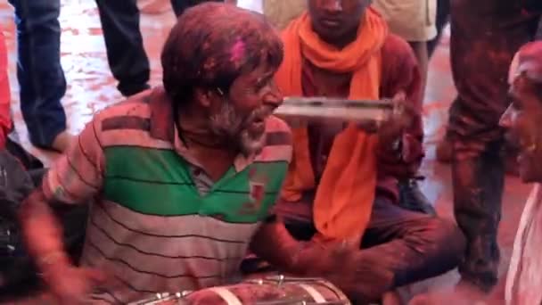 Barsana, Indien - 20180223 - Holi Festival - frenetisk trummisen nära - upp. — Stockvideo