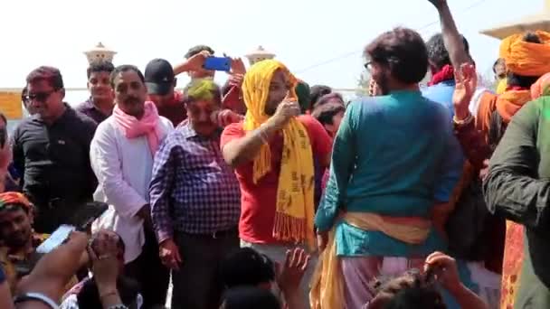 Barsana, India - 20180223 - Holi Festival  -  Men Jump Dance As Girls. — Videoclip de stoc