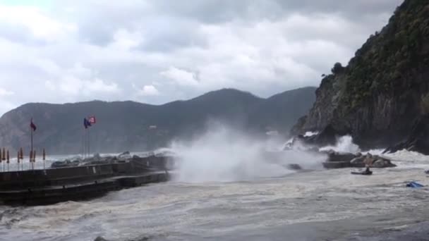 Vernazza, Italien - 28 April 2017 - havet Storm träffar Vernazza som vågor Hit flaggor — Stockvideo