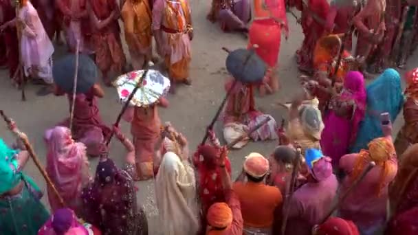 Barsanských, Indie - 20180225 - Lathmar Fest - ženy Beat Men - tři muži biti. — Stock video