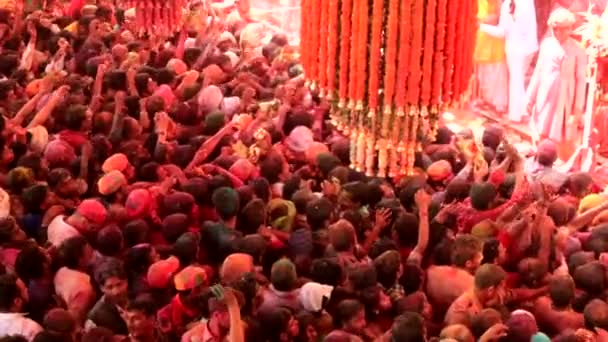 인도, Barsana-20180223-Holi 축제-성직자 무대에 서 지 군중 보고. — 비디오