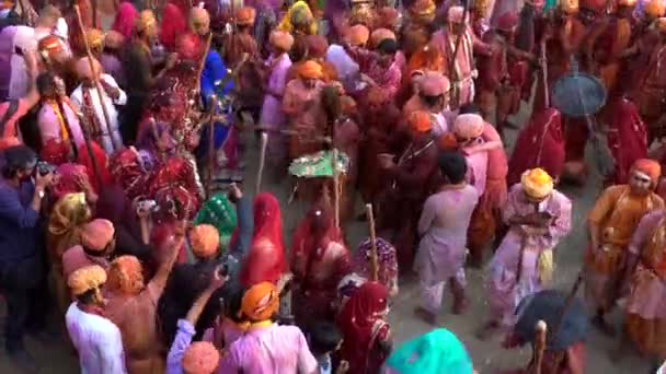 Barsana, India - 20180225 - Lathmar Fest - vrouwen verslaan mannen - mannen vertellen vrouwen aan wachtruimte uit. — Stockvideo