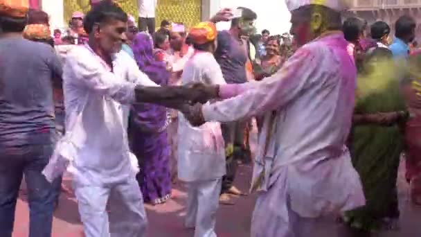 Barsana, Ινδία - 201802242 - φεστιβάλ Holi - χάος - δύο άνδρες σε λευκό περιστροφή κάθε άλλο. — Αρχείο Βίντεο