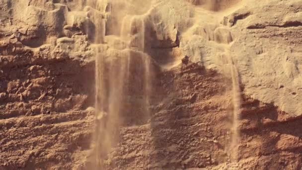 Une chute de sable coule sur la face d'une dune de sable — Video