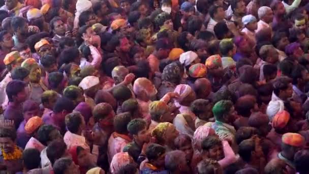 印度巴尔萨纳-201802242-霍利节-混乱-人群下浪涌. — 图库视频影像