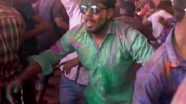 Barsana, India - 201802242 - Festivalul Holi - Haos - Omul în cămașă verde sare în jurul . — Videoclip de stoc