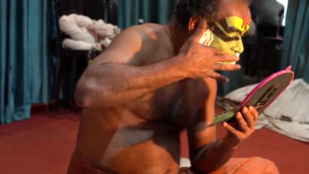 Munnar, Indie - 20180311 - přípravka pro tradiční divadlo - pravá strana herec začíná použitím barvy na obličej. — Stock video