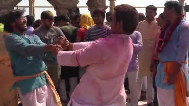 Barsana, Indie - 201802242 - Holi Festival - taniec - dwóch mężczyzn Spin siebie. — Wideo stockowe